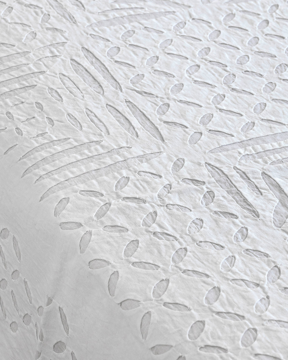 Bedcover Applique Kachha Gulkhudi Design, White